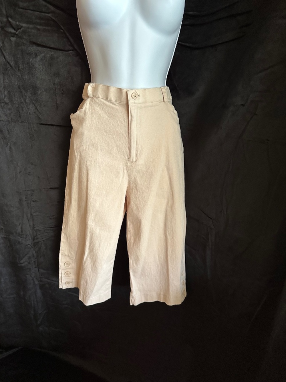 Jara,cream, color Bermuda shorts, size 12